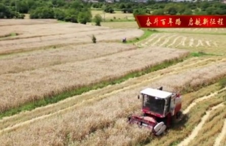 西藏那曲：现代化机械助民增收致富