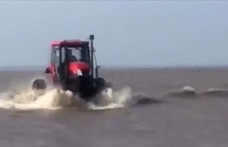 中国一拖成功研发出国内首台“沿海涉水拖拉机”