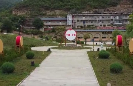 陕西延安冯家营村：上至九十九 下到刚会走 人人都会打腰鼓
