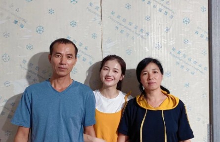 黄銮英家庭：种菇“娘子军” 打赢脱贫翻身仗