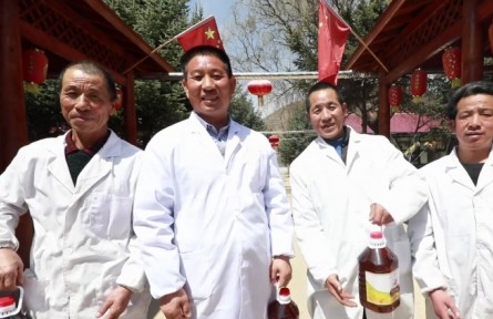 齐永新：脱贫路上带头人
