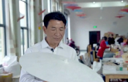 李忠国：一把油纸伞撑起一片天