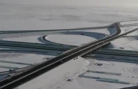新疆：贯穿我国第二大沙漠的S21沙漠高速通车