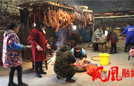湖南湘西凤凰：苗家山寨腊肉香