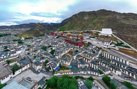 西藏日喀则：地球之巅 藏地庄园