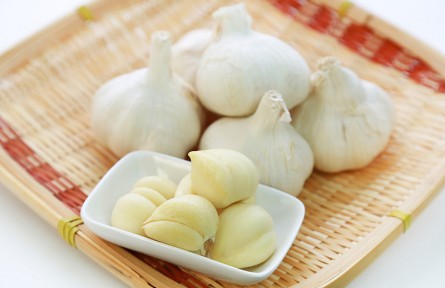辟谣 | 经常吃大蒜能降血压？医生：想稳定血压，这3类食物要少吃