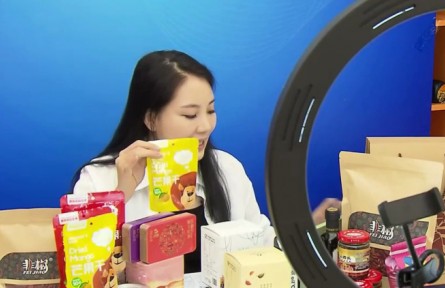 老家特产新网购：家乡特色“云上”畅销