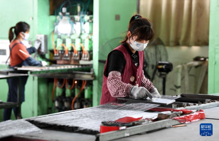 纾困稳岗 help ease enterprises' burden and keep their payroll stable