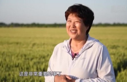 母子两代人 耕耘在希望的田野上