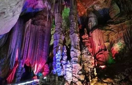 北京房山：石花洞内探奇观