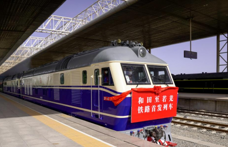 环沙漠铁路线 rail loop line around a desert