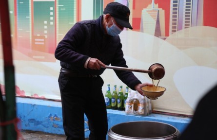10个菜随便吃 70岁老人摆摊卖饭7元管饱：不为赚钱，只为让农民工吃饱