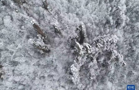 湖南张家界：俯瞰冰雪峰林