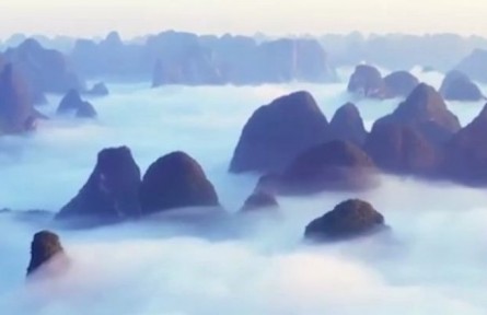 云海之上看漓江两岸的峰林