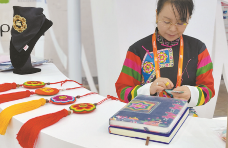 土族盘绣亮相中国品牌博览会