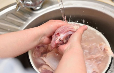 辟谣|别再把肉泡水里解冻了！来看正确方法