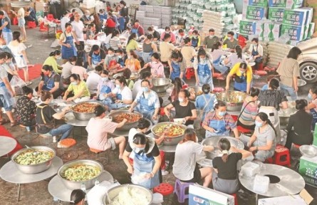 贵州榕江：每天1万份盒饭送往救援一线