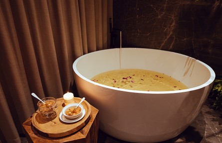 辟谣|“刷经络”“药浴排寒”非人人适宜