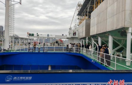 全球首型深远海智能渔业养殖工船在广东湛江交付投产