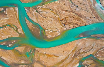 新疆乌什：湿地织脉 河曲雕痕