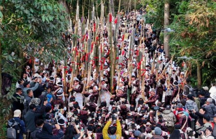 貴州岜沙苗寨：笙歌傳古寨，盛裝慶豐年