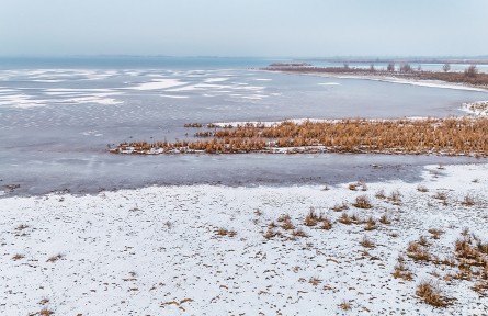 新疆呼图壁：水墨天成 冰湖凝韵