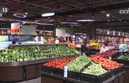 元旦将至，消费市场“热气腾腾” 各地“菜篮子”“果盘子”供应丰富