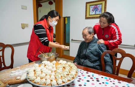 老有所依！我国全面向中度以上失能老年人发放补贴