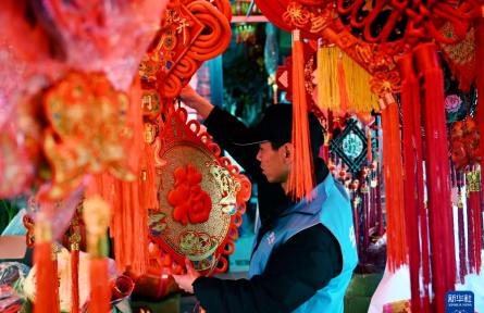 乡村“跑腿员” 把过年的“牵挂”送回家