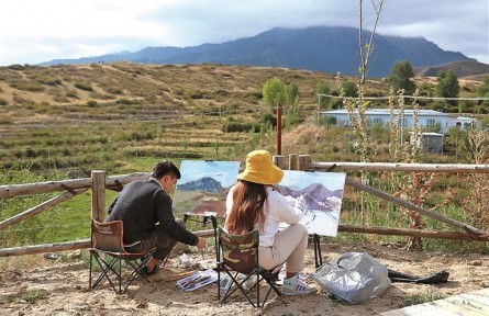 新疆昌吉州吉木萨尔县新地乡小分子村：丹青焕彩，村民执笔绘振兴