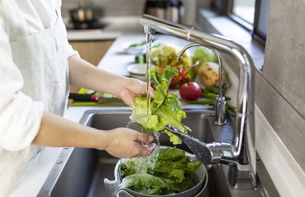 辟谣|“淘米水”洗菜比清水更干净？