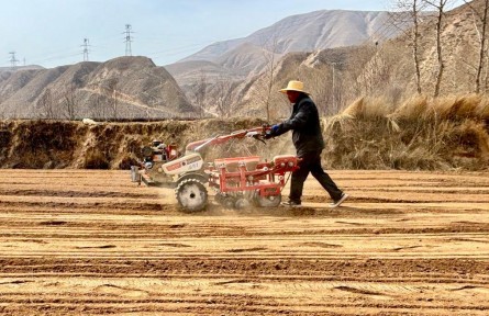 春耕新鲜事|农机如何爬坡上山？