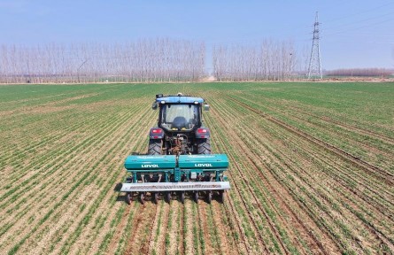 人工智能“开处方” 智慧农机进麦田