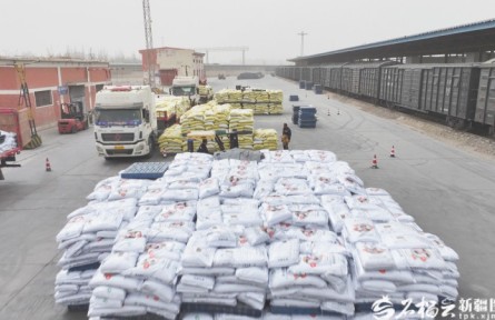 新疆铁路助力春耕备耕 今年发运化肥同比增长三成