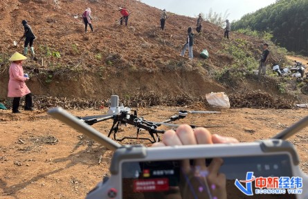 春耕无人机“真香”：“每亩10元抢着约”，有飞手3个月收入4万