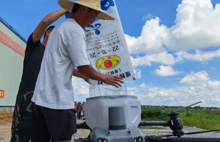 无人机化身“外卖员”，稻田吃上营养餐