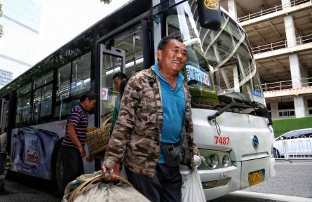 贵阳：公交成为菜农“增收早班车”