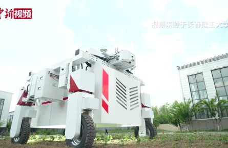 “AI+光电”精准除草 长春高校自主研发激光除草机器人