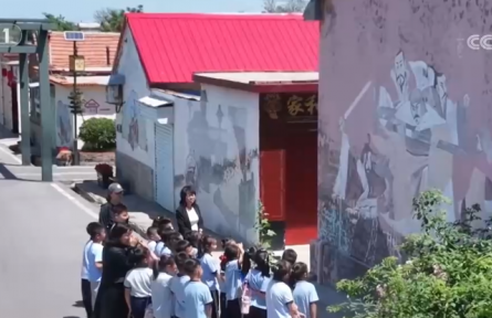 “科技+服务”擦亮特色产业“金字招牌” 农户“家门口”就业创收“节节高”