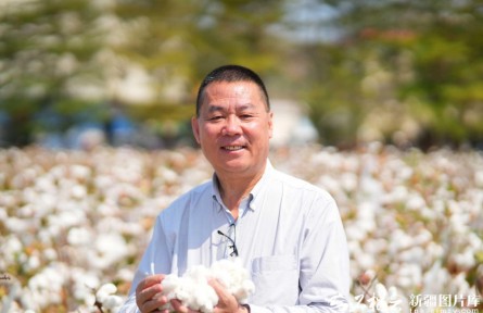 耕耘在希望的棉田里——记2025年度新疆最高科学技术奖获得者李雪源